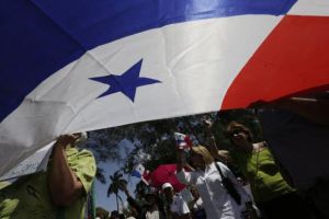 Una manifestación ante la embajada española en Panamá por el conflicto del Canal. / CARLOS JASSO (REUTERS)
